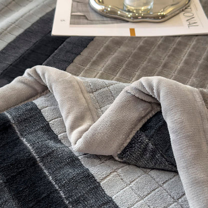 Weiche Kuscheldecke mit geometrischem Karomuster - image 71