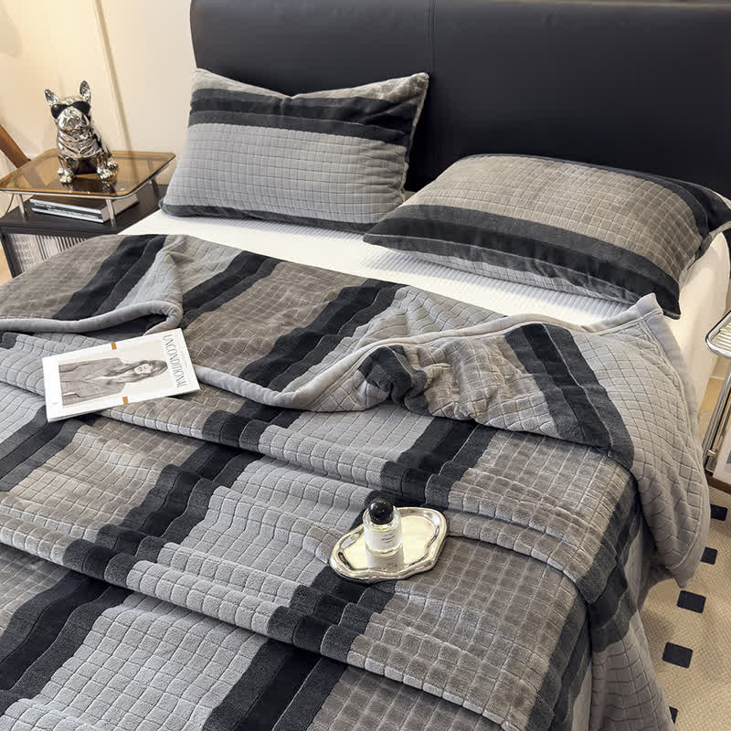 Weiche Kuscheldecke mit geometrischem Karomuster - image 64