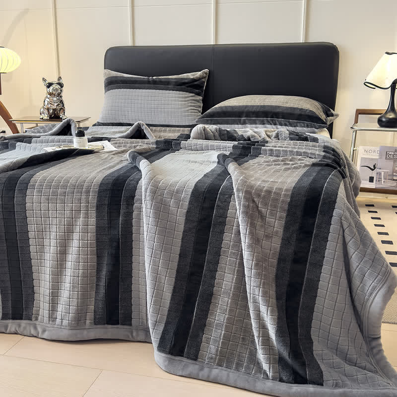 Weiche Kuscheldecke mit geometrischem Karomuster - image 65