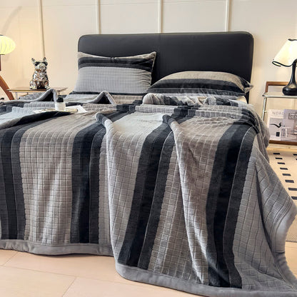 Weiche Kuscheldecke mit geometrischem Karomuster - image 65