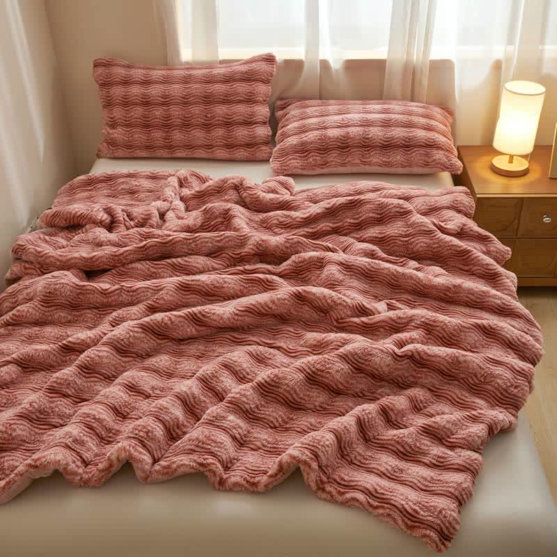 Weiche, flauschige Plüschdecke mit Wellenmuster - image 2