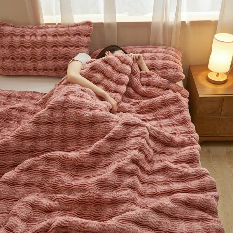 Weiche, flauschige Plüschdecke mit Wellenmuster - image 3