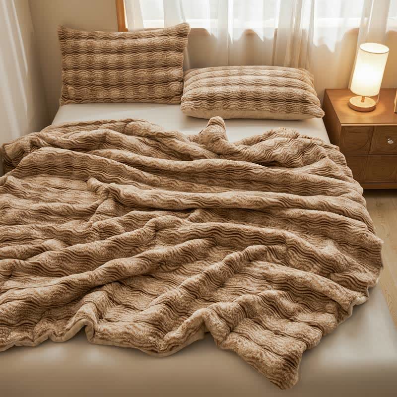 Weiche, flauschige Plüschdecke mit Wellenmuster - image 10