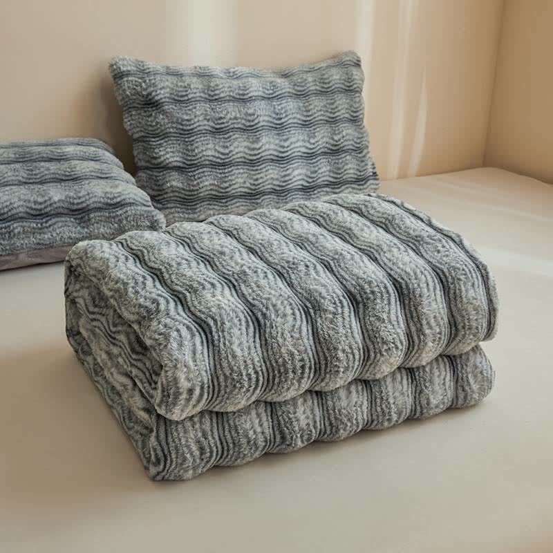 Weiche, flauschige Plüschdecke mit Wellenmuster - image 15