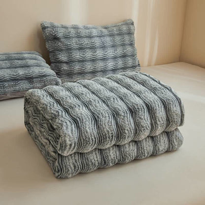 Weiche, flauschige Plüschdecke mit Wellenmuster - image 15