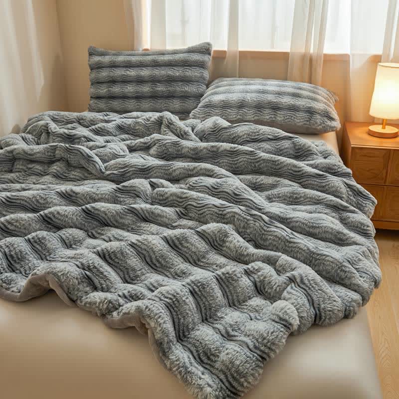 Weiche, flauschige Plüschdecke mit Wellenmuster - image 17