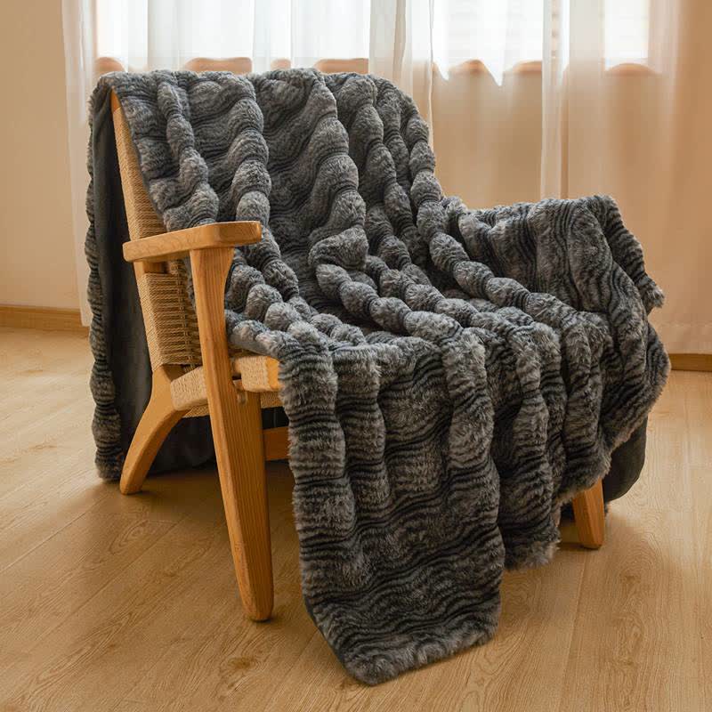 Weiche, flauschige Plüschdecke mit Wellenmuster - image 36