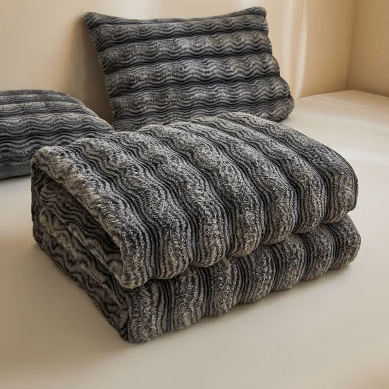 Weiche, flauschige Plüschdecke mit Wellenmuster - image 32