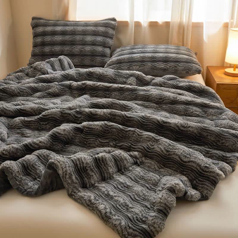Weiche, flauschige Plüschdecke mit Wellenmuster - image 33
