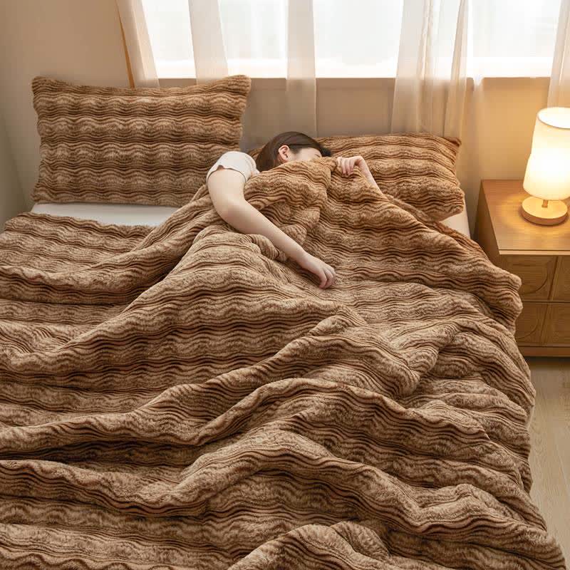 Weiche, flauschige Plüschdecke mit Wellenmuster - image 42