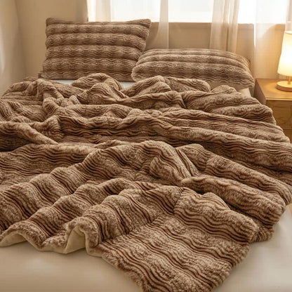 Weiche, flauschige Plüschdecke mit Wellenmuster - image 41