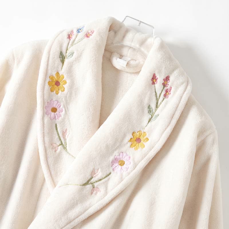 Langer Bademantel mit floraler Stickerei und Schalkragen - image 4