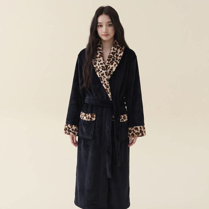 Langer, flauschiger Bademantel mit Leopardenmuster - Schwarz - XL - image 4