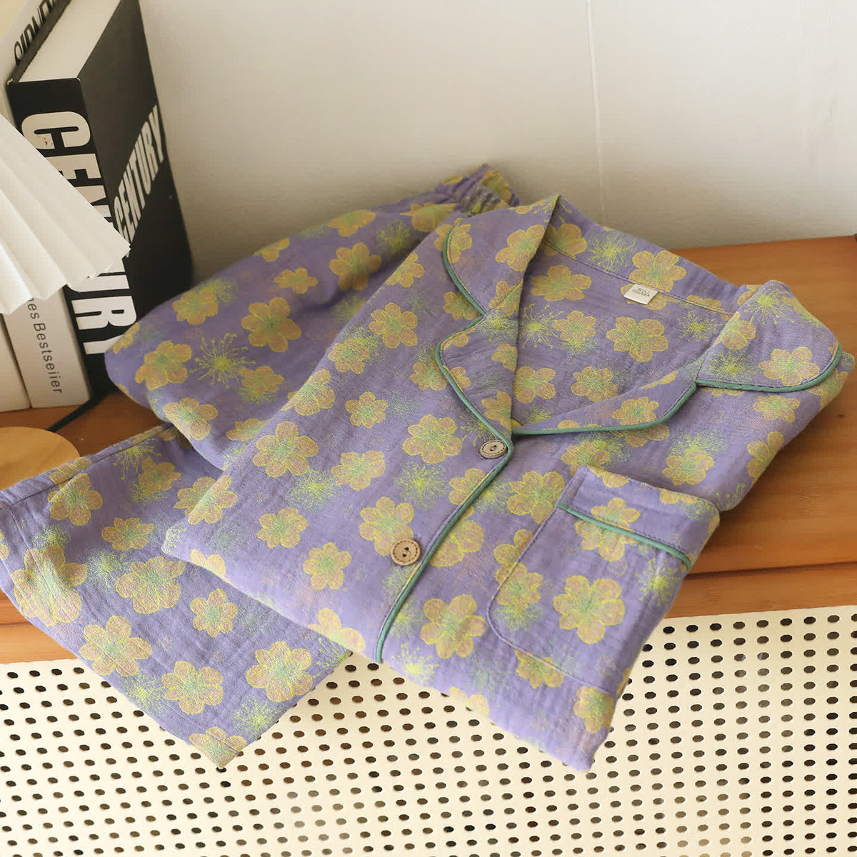 Schlafanzug-Set aus Baumwollgaze mit floraler Paspelierung - image 1