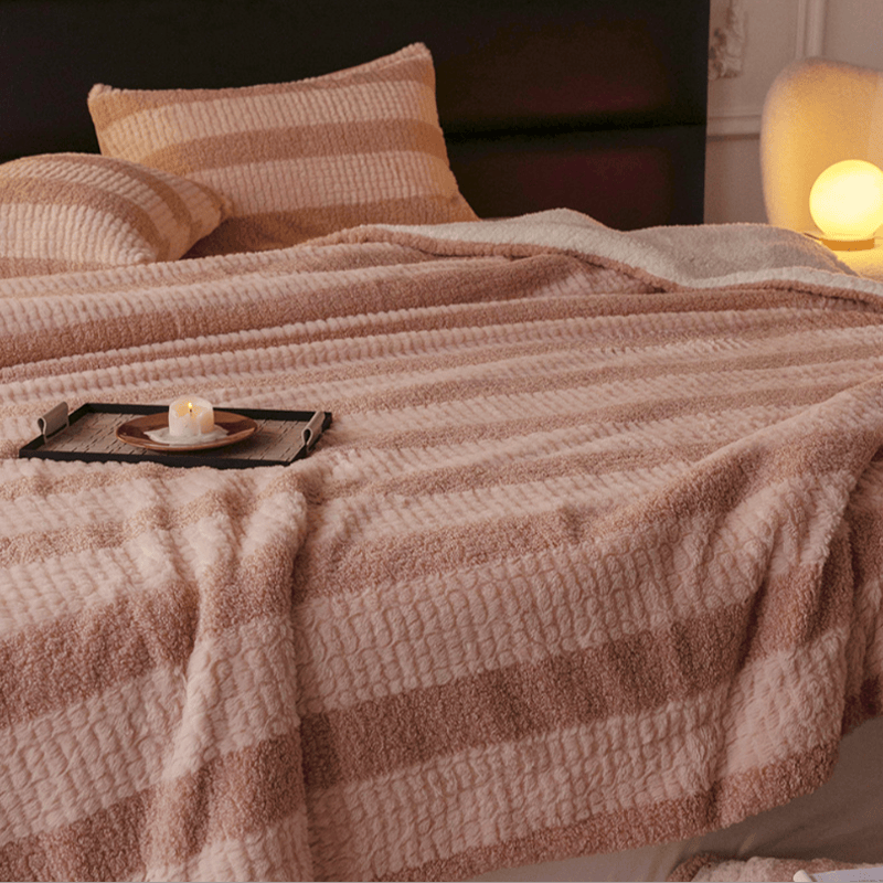 Sherpa-Decke mit neutralen Farbblöcken und Streifenmuster - image 4