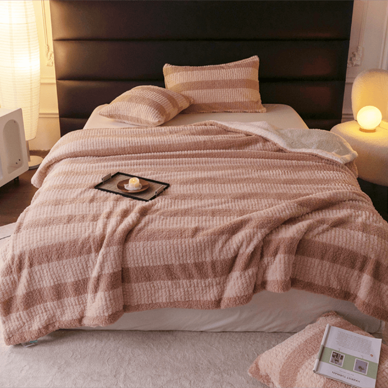 Sherpa-Decke mit neutralen Farbblöcken und Streifenmuster - image 1