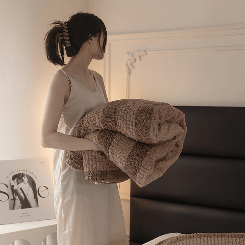Sherpa-Decke mit neutralen Farbblöcken und Streifenmuster - image 9