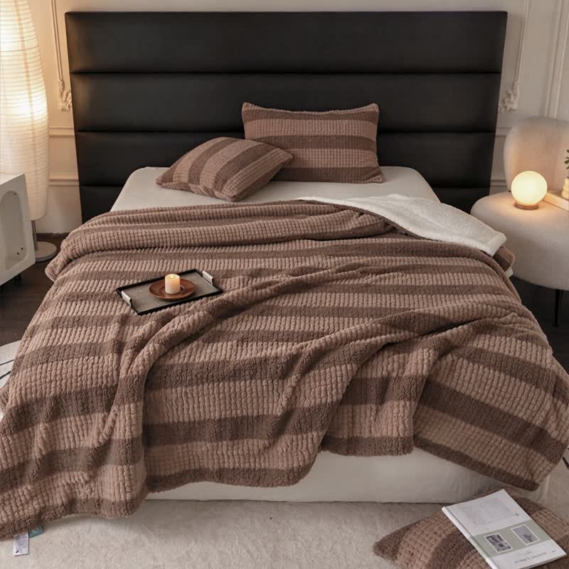 Sherpa-Decke mit neutralen Farbblöcken und Streifenmuster - image 8