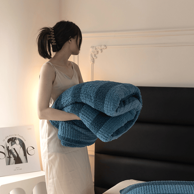 Sherpa-Decke mit neutralen Farbblöcken und Streifenmuster - image 14
