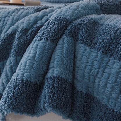 Sherpa-Decke mit neutralen Farbblöcken und Streifenmuster - image 16