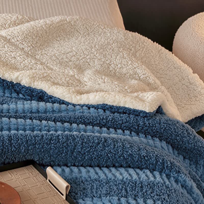 Sherpa-Decke mit neutralen Farbblöcken und Streifenmuster - image 15