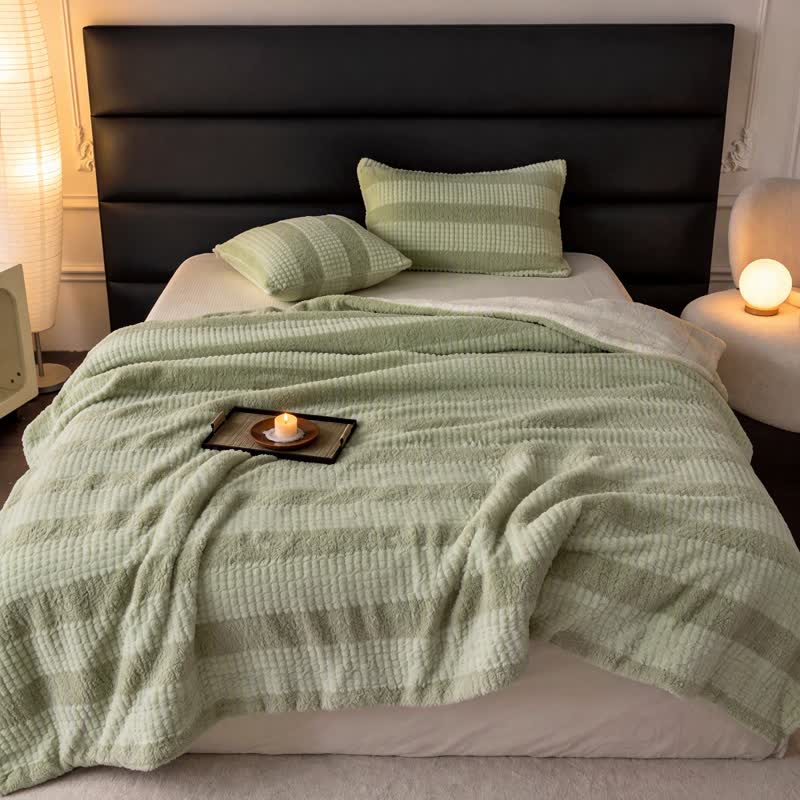 Sherpa-Decke mit neutralen Farbblöcken und Streifenmuster - image 18