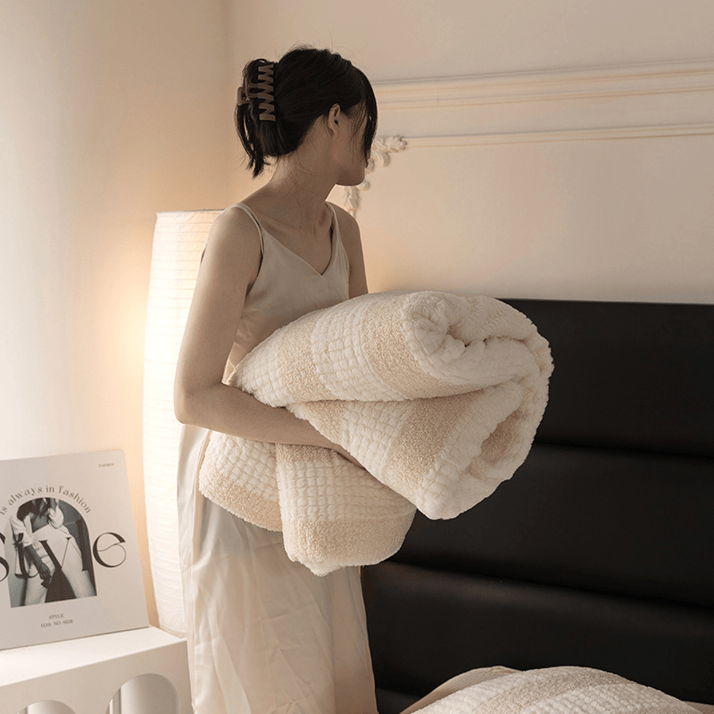 Sherpa-Decke mit neutralen Farbblöcken und Streifenmuster - image 23