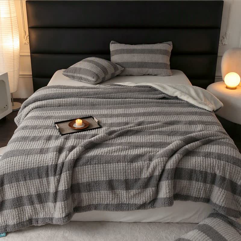 Sherpa-Decke mit neutralen Farbblöcken und Streifenmuster - image 28