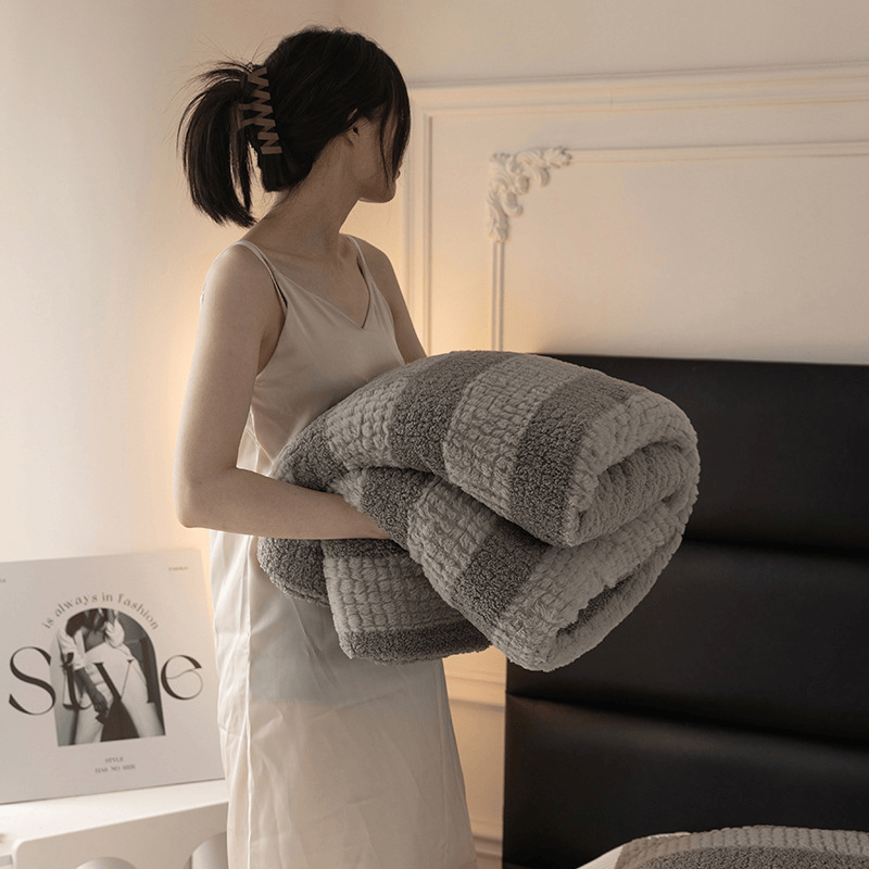 Sherpa-Decke mit neutralen Farbblöcken und Streifenmuster - image 29