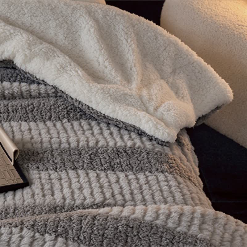 Sherpa-Decke mit neutralen Farbblöcken und Streifenmuster - image 30