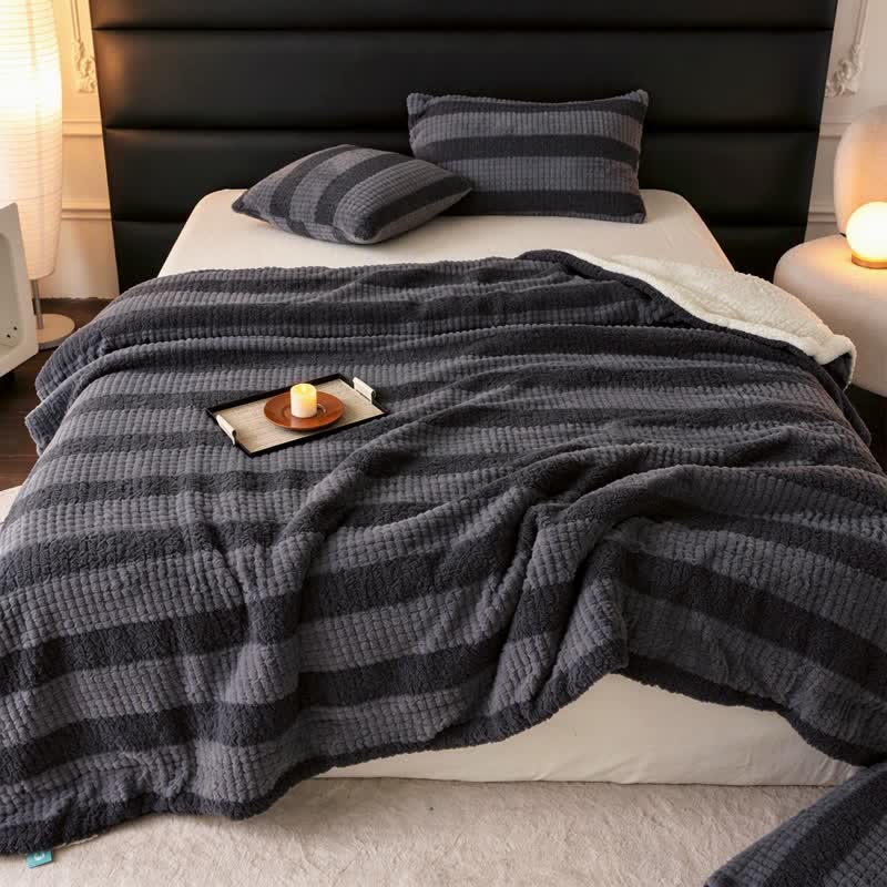 Sherpa-Decke mit neutralen Farbblöcken und Streifenmuster - image 33