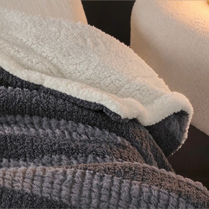 Sherpa-Decke mit neutralen Farbblöcken und Streifenmuster - image 35
