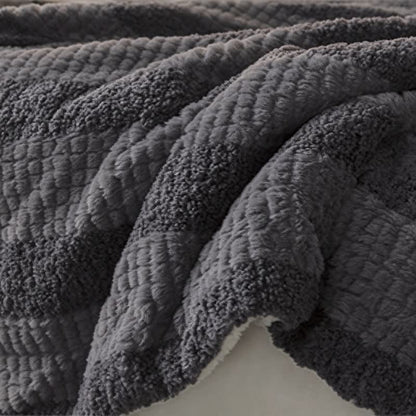 Sherpa-Decke mit neutralen Farbblöcken und Streifenmuster - image 36