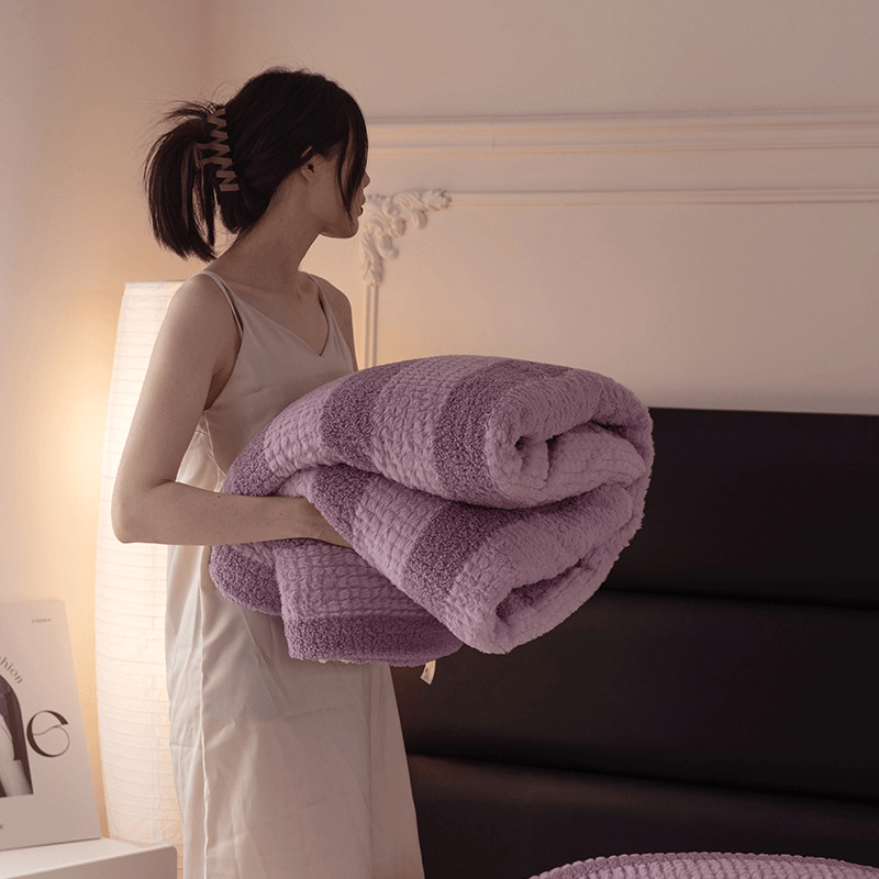 Sherpa-Decke mit neutralen Farbblöcken und Streifenmuster - image 39