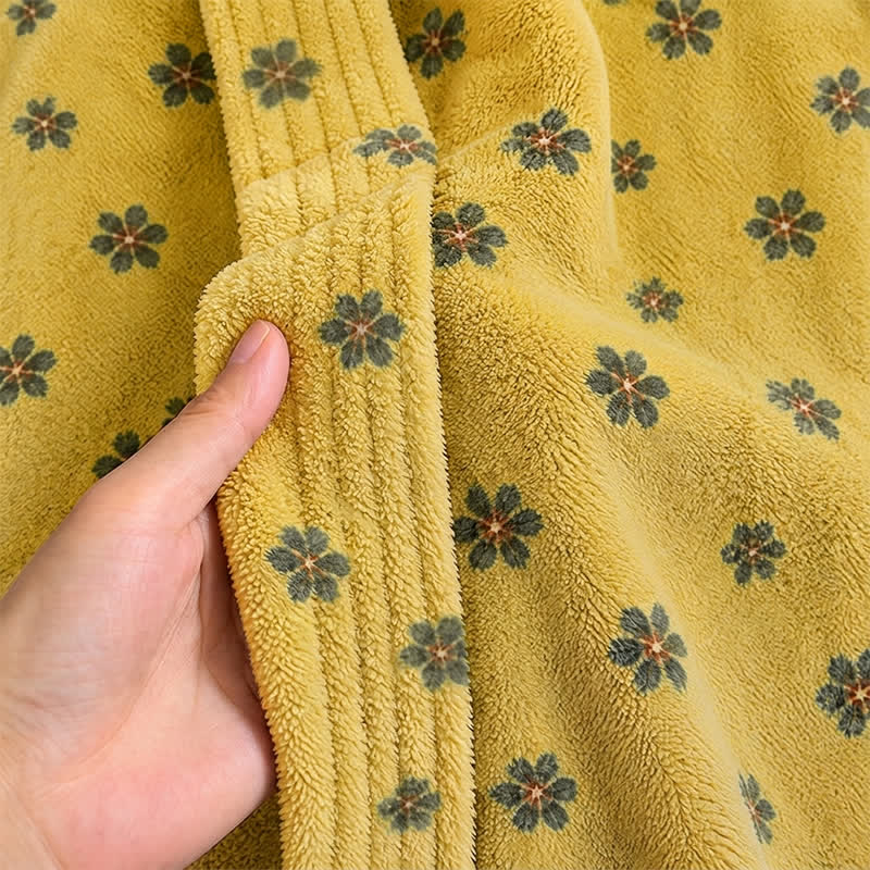 Bademantel aus Korallenvlies mit Blumenmuster und V-Ausschnitt - image 4
