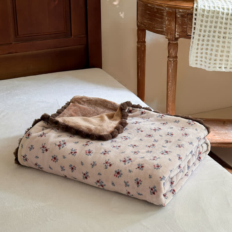 Vintage-Dekodecke mit zartem Blumenmuster - image 13