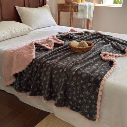 Vintage-Dekodecke mit zartem Blumenmuster - image 2