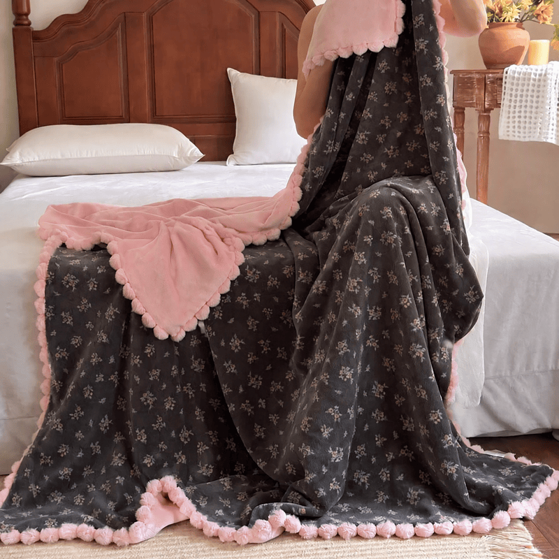 Vintage-Dekodecke mit zartem Blumenmuster - image 3