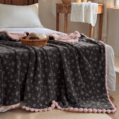 Vintage-Dekodecke mit zartem Blumenmuster - image 1