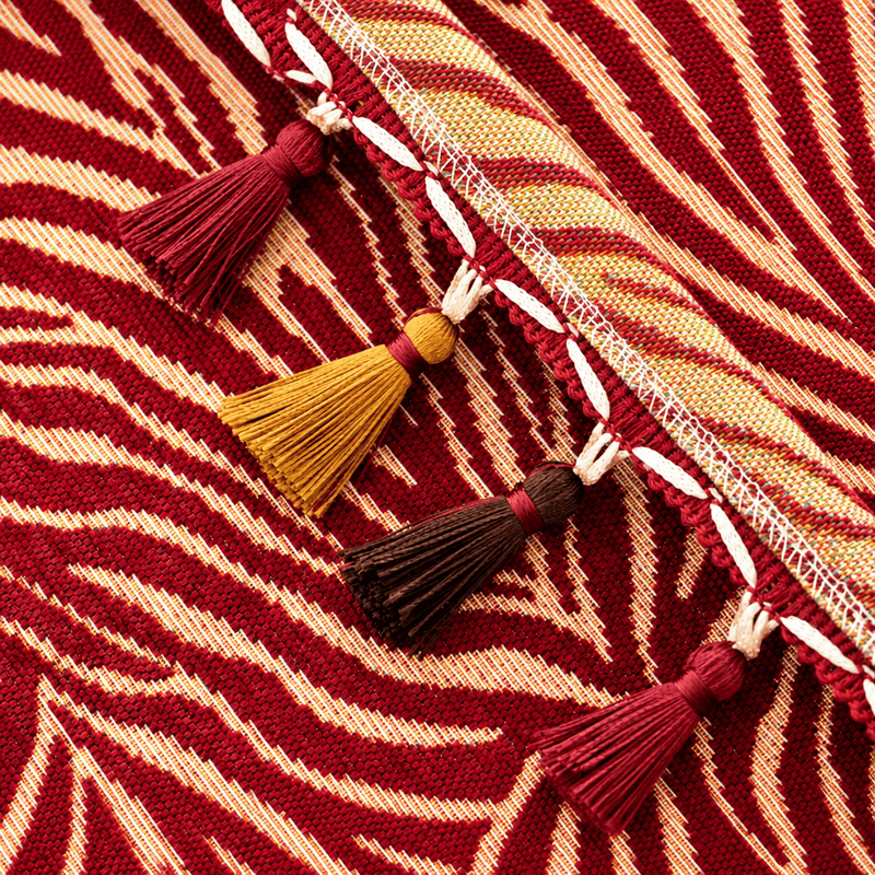Weihnachtstischdecke mit rotem Zebrastreifen und Quasten - image 4