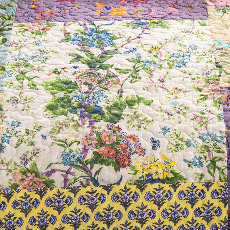 Boho Patchwork-Steppdecke mit Blumenmuster und Kissenbezügen