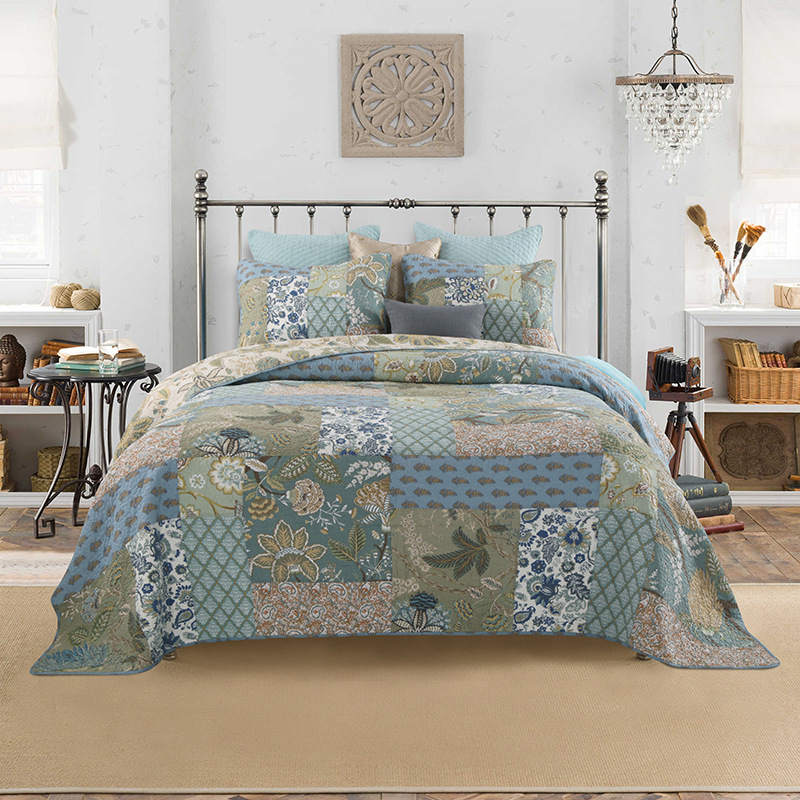 Steppdecke mit Kissenbezügen im Bohemian-Stil mit Blumenmuster