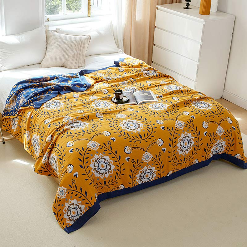 Doppelseitige Steppdecke aus Baumwolle mit weißen Blumen