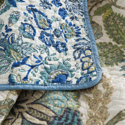 Steppdecke mit Kissenbezügen im Bohemian-Stil mit Blumenmuster