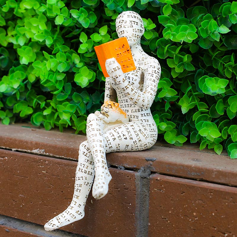 Statue einer lesenden Denkerin, Bücherregal-Dekoration