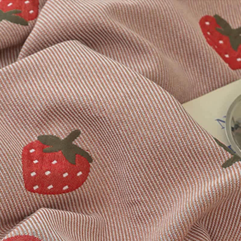 Atmungsaktive Steppdecke aus Baumwollgaze mit Erdbeeren in Rosa