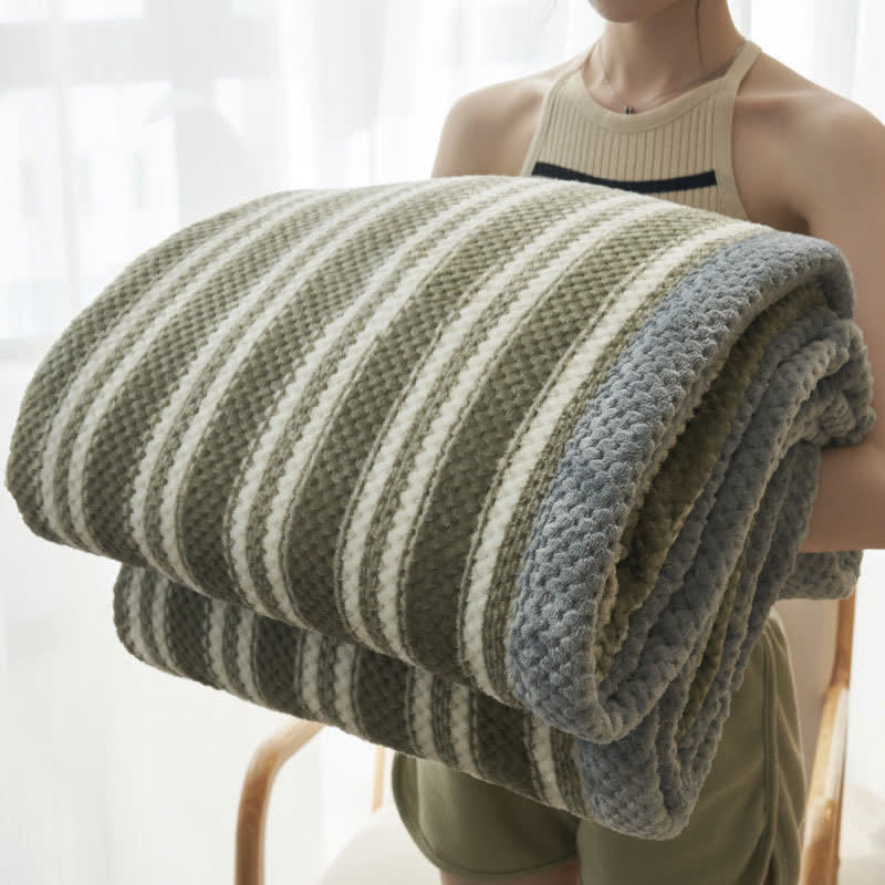 Gestreifte, bequeme Überwurfdecke aus Korallenfleece