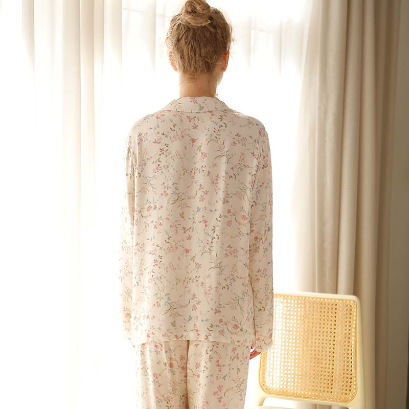 Ownkoti – Loungewear aus Satin mit Blumenmuster und V-Ausschnitt und langen Ärmeln
