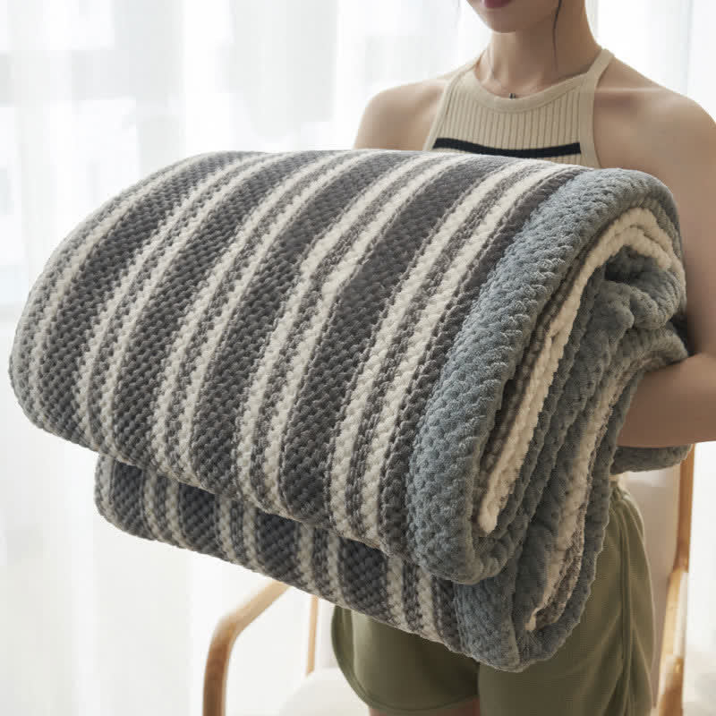 Gestreifte, bequeme Überwurfdecke aus Korallenfleece - Grau - 220 cm x 240 cm - image 0
