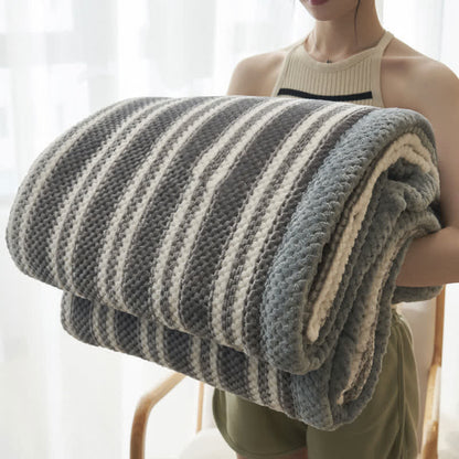 Gestreifte, bequeme Überwurfdecke aus Korallenfleece - Grau - 220 cm x 240 cm - image 0